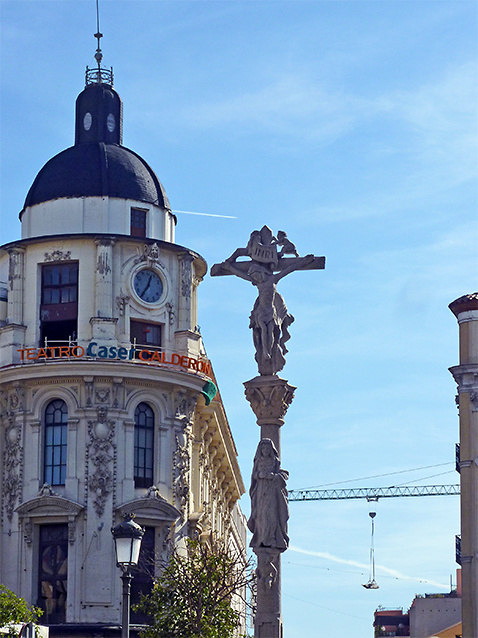 Cruceiro del Centro Gallego de Madrid en la plaza de Jacinto Benavente.