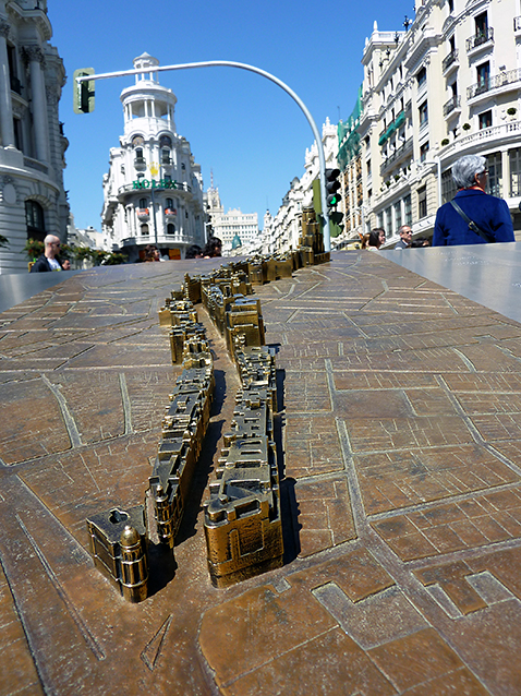 Maqueta de bronce conmemorativa do centenario da Gran Vía de Madride, 10/04/2010.