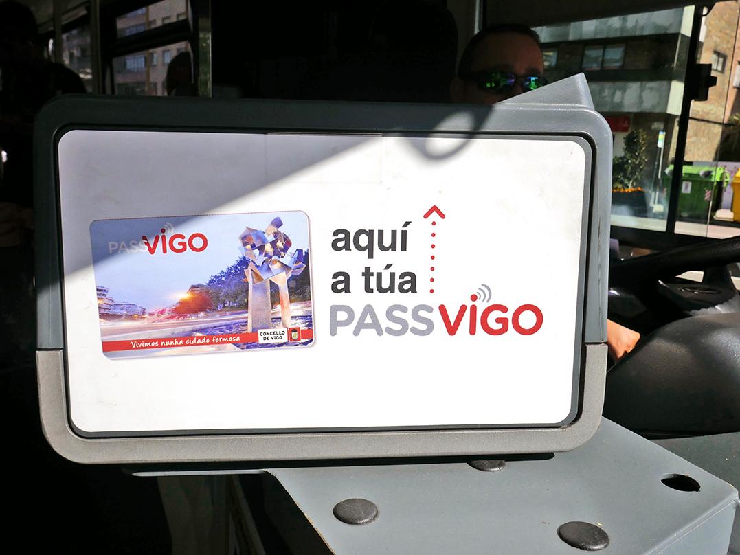 letreiro nos autobuses indicando onde se ten que pasar a tarxeta Passvigo para poder acceder a eles.